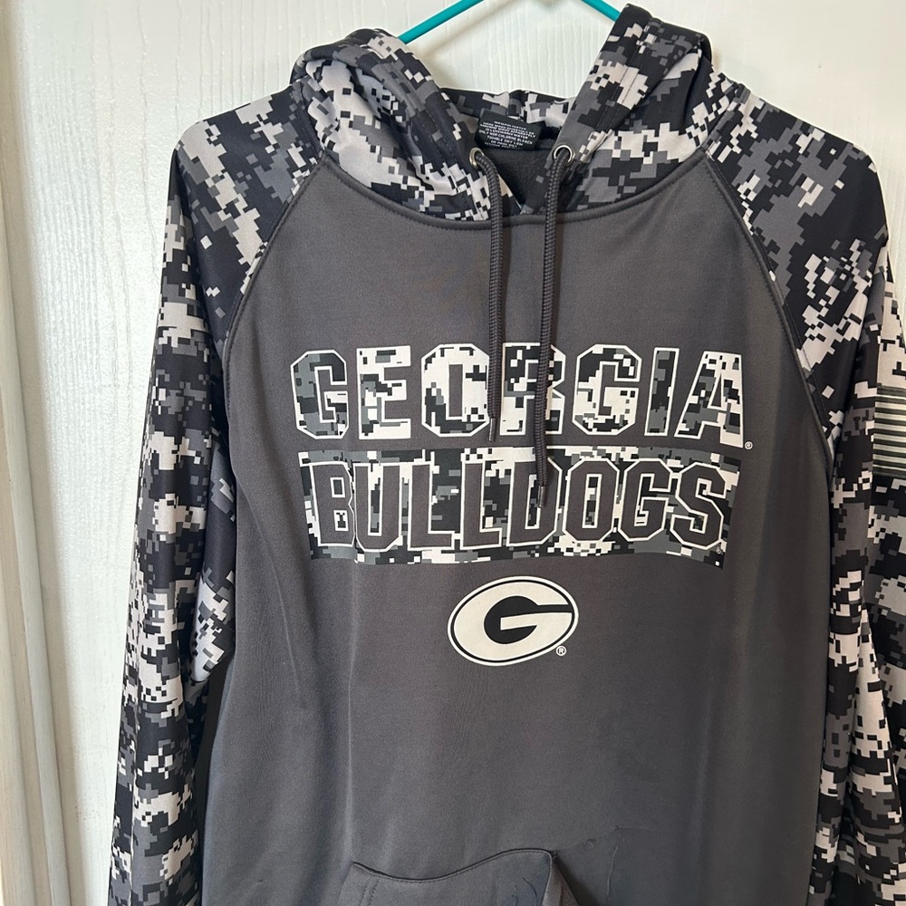 Georgia Bulldog black Camo hoodie from Colosseum. Size XL. Pocket needs sewn.